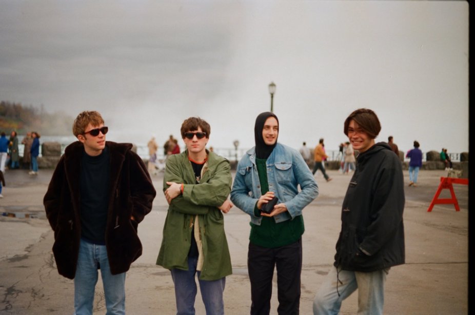 Durante el confinamiento de 2020, el batería de Blur se topó con todas las fotos que disparó con su Olympus OM-10 en los años previos a la publicación de 'Parklife' (1988-1994):

nme.com/news/music/dav…