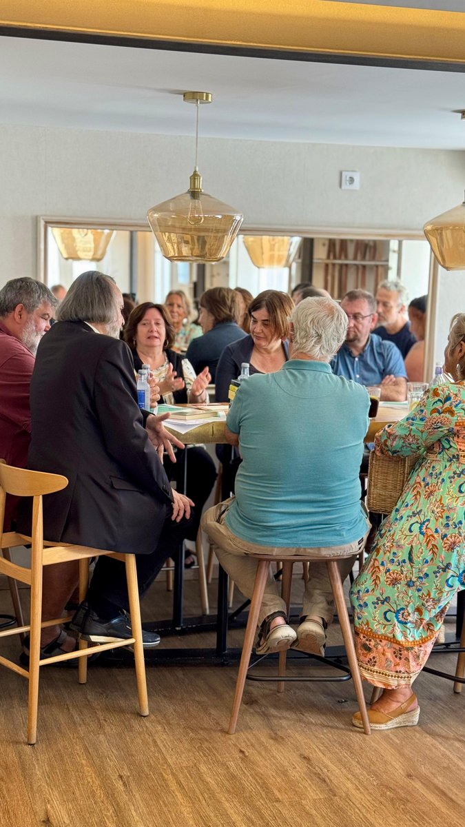 📜 A poesía galega e catalana atoparon o seu lugar de encontro no vermú poético dedicado a Josep María Llompart no seu ano centenario na cafetería Stollen, con Pilar Arnau e <a href="/FernanVello/">Miguel Anxo Fernán Vello</a> 

#PontedeumeViladoLibro #PoesíaGalega #PoesíaCatalana