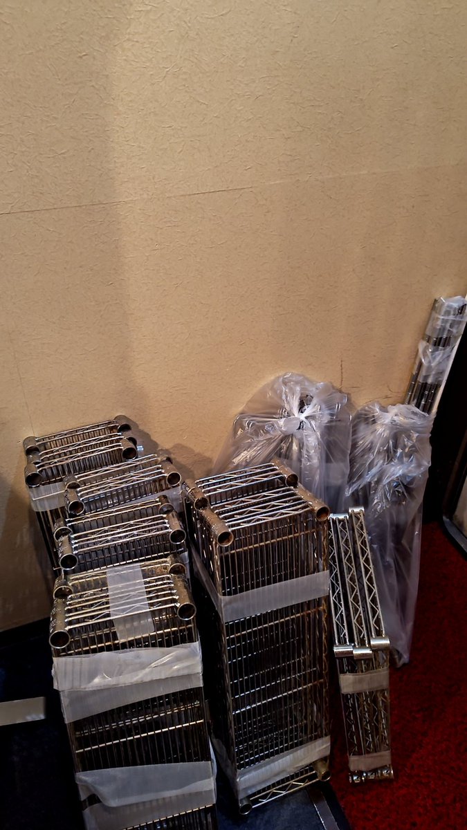 長年、使ったパイプの棚、、錆びついて中々取れず、、悪戦苦闘の末、5つなんとか分解完了。あとはゴミとかを明日の、夜取りに来て出せば、、綺麗になるかなー。