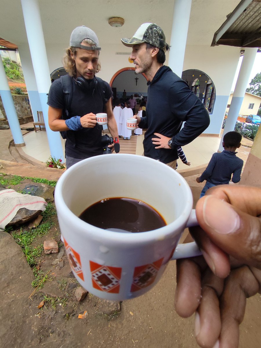 TitiNdema's tweet image. Le père Hervé nous a offert un VRAI café dans une légendaire bouilloire italienne.
#SeulsLesConnaisseurs
#WorkDay2 
#Prodexe 🇨🇲🇮🇹