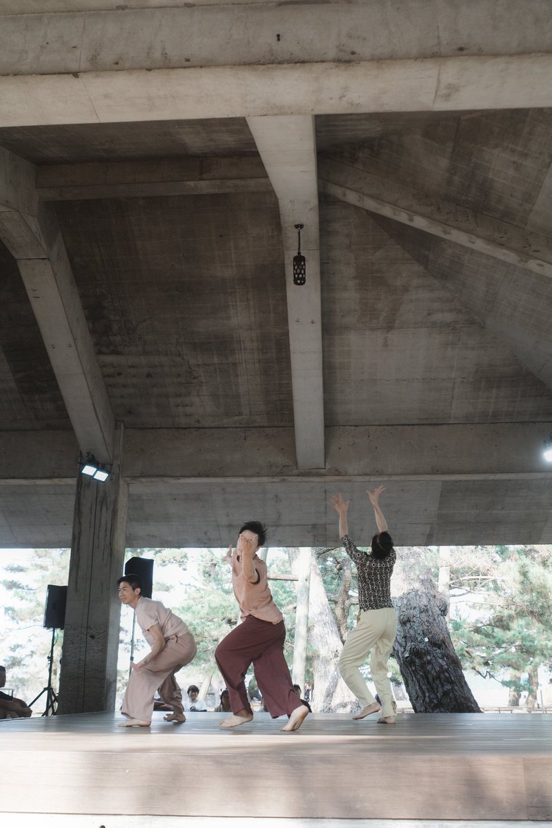 瀬戸芸津田エリア「雲門舞集と踊ってみよう」というプログラムに参加。台湾の世界的ダンスカンパニーのコンテンポラリダンスを鑑賞。まさにdon't think feelの世界。圧巻。そして観客参加型の演目もあり、ダンサーさんの見事なリードで一体になっていた。自分も指名されて踊ってみて楽しかった。