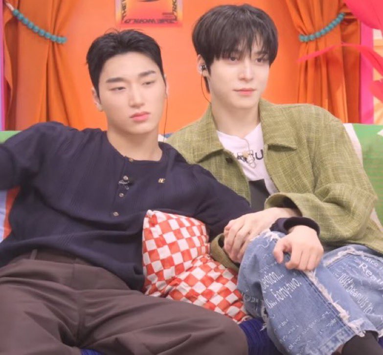 yeosang has pretty feet ⛰️ tweet media