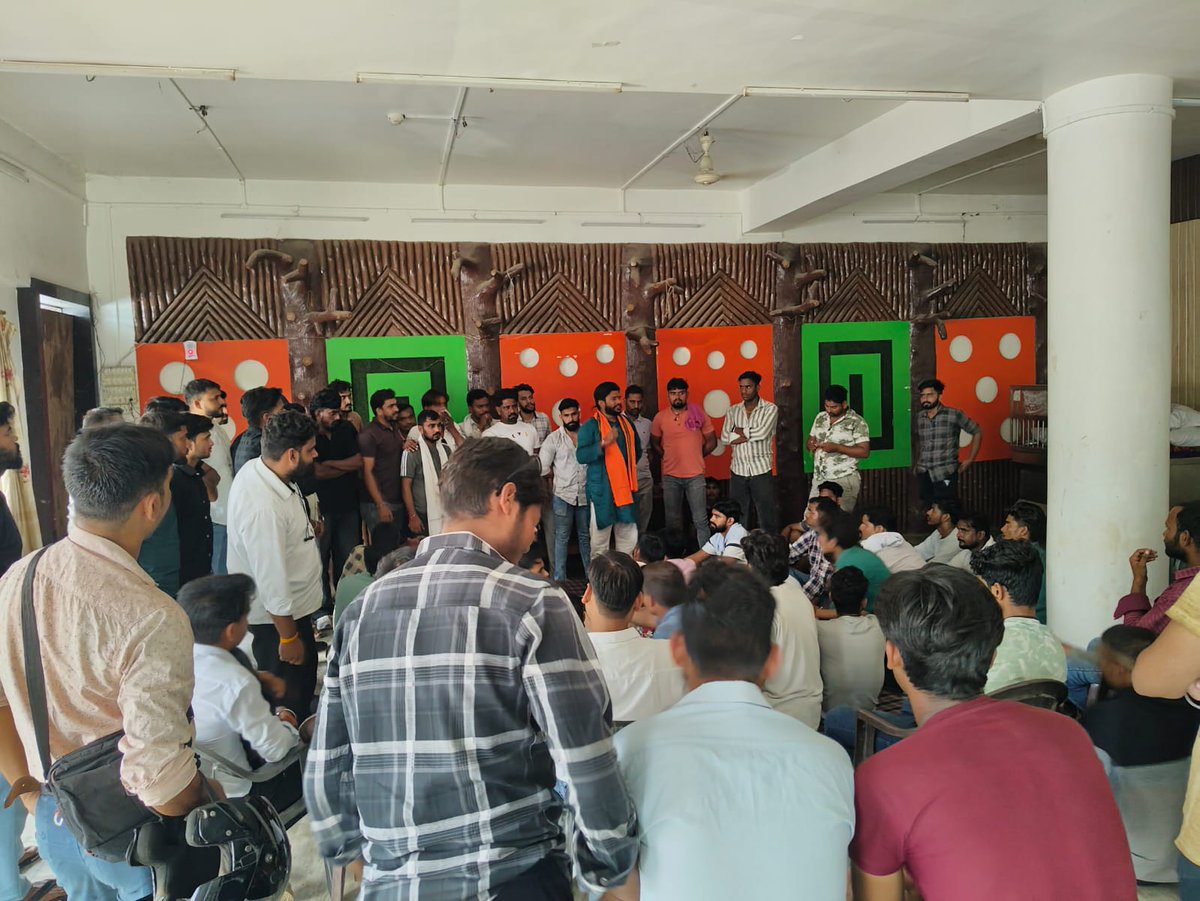 हाथरस राष्ट्रीय राष्ट्रीय सवर्ण परिषद् RSP जिला एवं नगर कार्यकारिणी घोषित की गईं 
जिसमें सेंकड़ों सवर्ण भाइयों ने हिस्सा लिया। 
जिसमें गेलेक्सी होटल पर राष्ट्रीय अध्यक्ष पंकज धवरैय्या द्वारा  पूर्व जिलाध्यक्ष राजू पं को जिला प्रभारी
अतुल पंडित जिला अध्यक्ष ,गिरजेश अग्निहोत्री