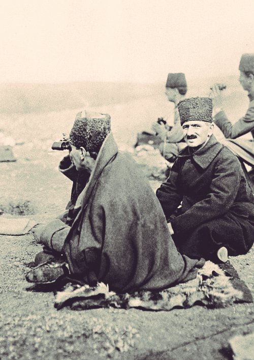 SAKARYA

"Hattı müdafaa yoktur, sathı müdafaa vardır, o satıh bütün vatandır." (Mustafa Kemal Atatürk)

23 Ağustos 1921-13 Eylül 1921 tarihleri arasında Baskomutan Mustafa Kemal Paşa'nın komutasında, Türk tarihinin en önemli savaşlarından biri Sakarya Meydan Muharebesi kazanıldı.
