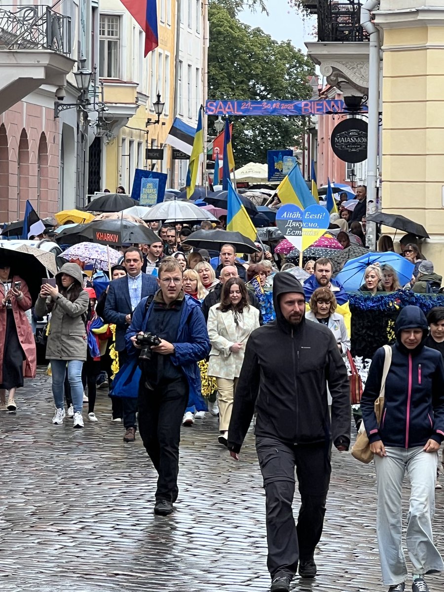 Manif pro Ukrainienne il y a une demi heure dans la haute ville de Tallin.