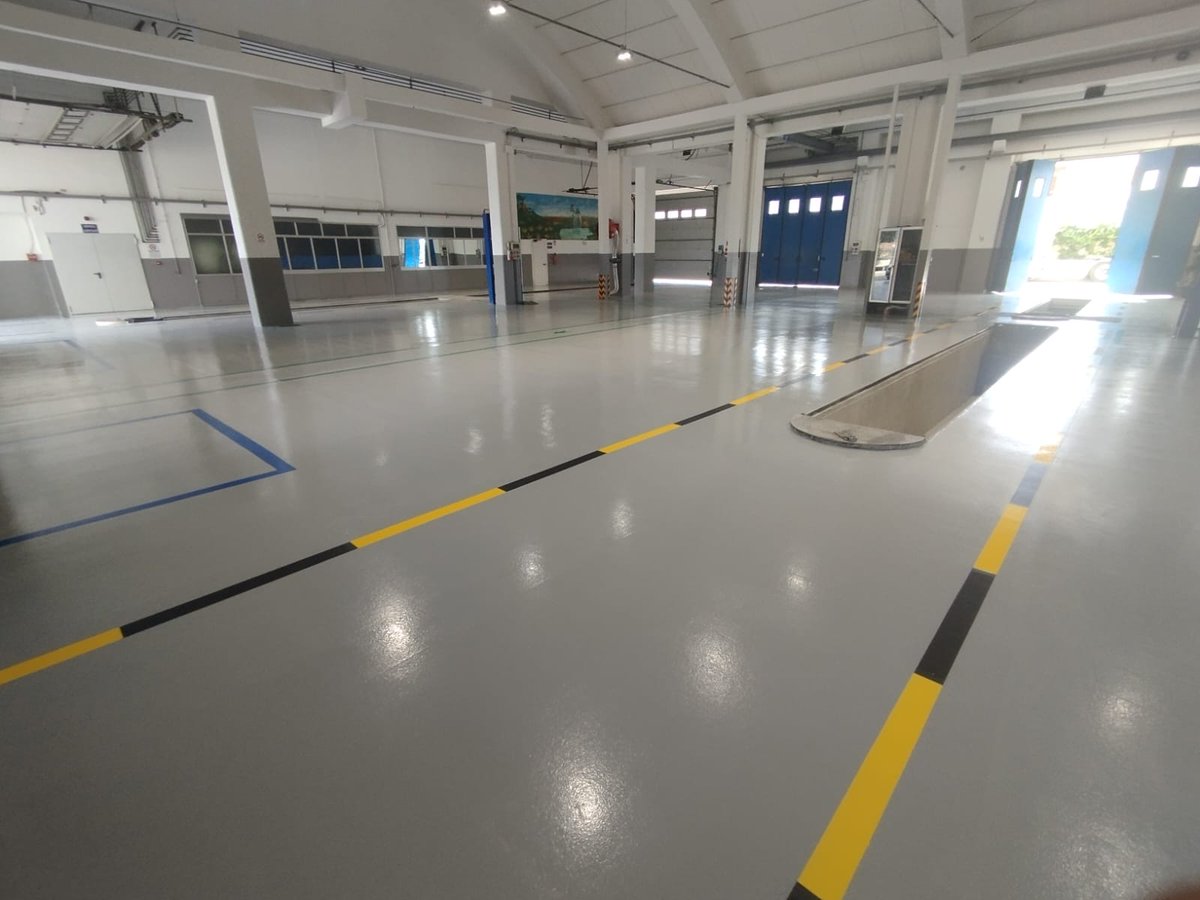ColorflooringS's tweet image. 📷 Nuovo pavimento in resina per una grande officina meccanica! 📷📷
Abbiamo realizzato un rivestimento in resina ad alte prestazioni, perfetto per resistere al passaggio intenso di mezzi, oli, grassi e agenti chimici tipici del settore.
Il risultato?