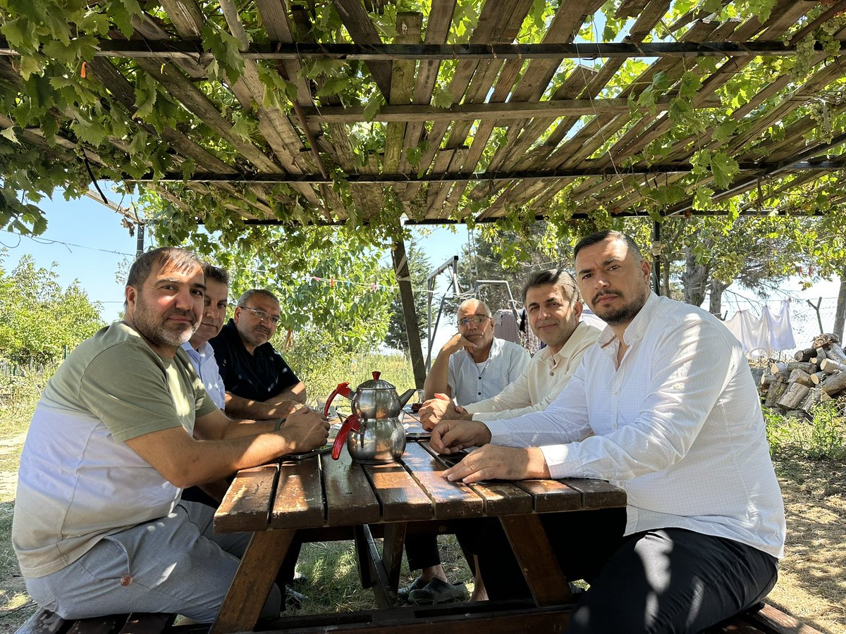 İlçemizin kanaat önderlerinden Hacı Mahmut Çetin ağabeyimizi bahçesinde ziyaret ettik.

 Nazik misafirperverliği için teşekkür ederim.