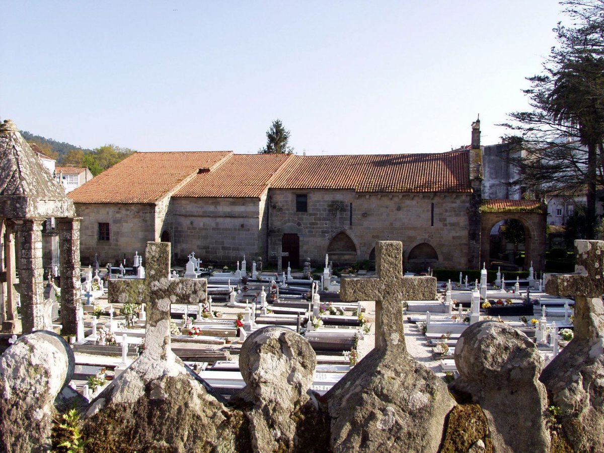 En el corazón de Noia, una villa gallega de tradición marinera, se alza una iglesia que esconde un misterio templario. Allí, entre más de 500 enigmáticas lápidas medievales, se dice que cada tumba descansa sobre tierra traída desde Jerusalén. Tira del hilo 🧵👇🏽👇🏽👇🏽
