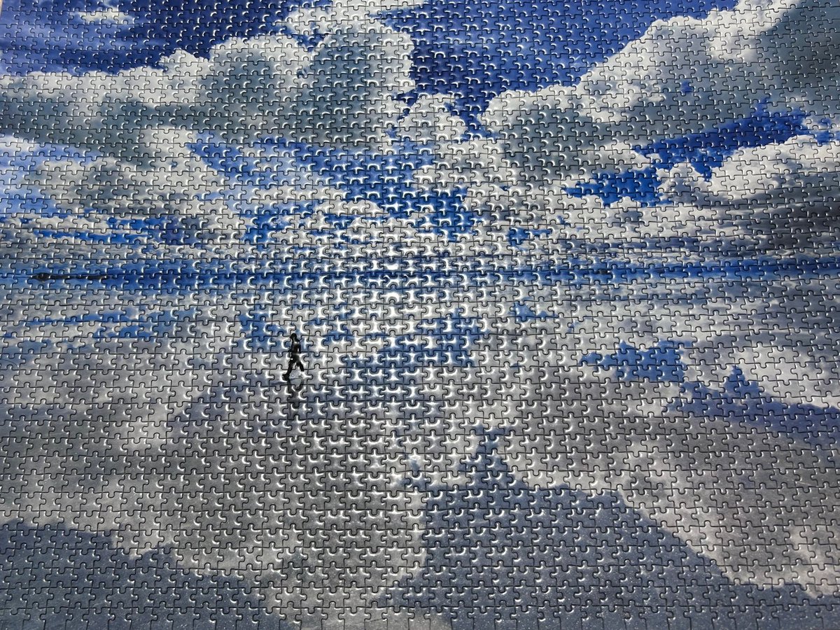 やっとパズル完成。

小さいピースのやつでこれは2000ピース
3年越しくらいにやってたんだけど
ちゃんと全部ピースあって良かった笑