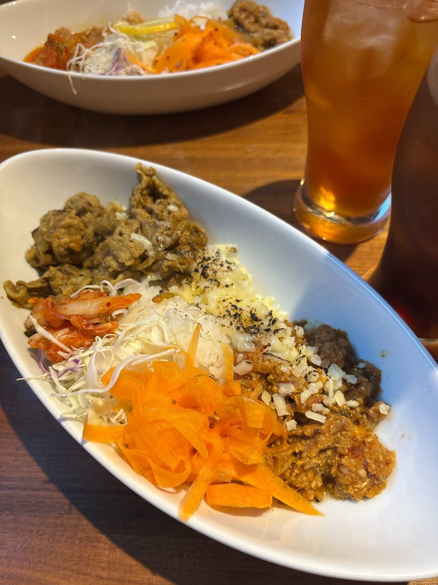 #cafesavanna さんに行ってきました！軟骨入りキーマとポークジンジャーマサラを注文。軟骨のコリコリさとキーマのスパイスが絶妙で美味しい上に歯ごたえが楽しい。
ポークジンジャー、味付けが優しい上にご飯にめちゃめちゃ合う。最高！う、うま〜〜〜って言ってる間に飲むように食べてしまった。