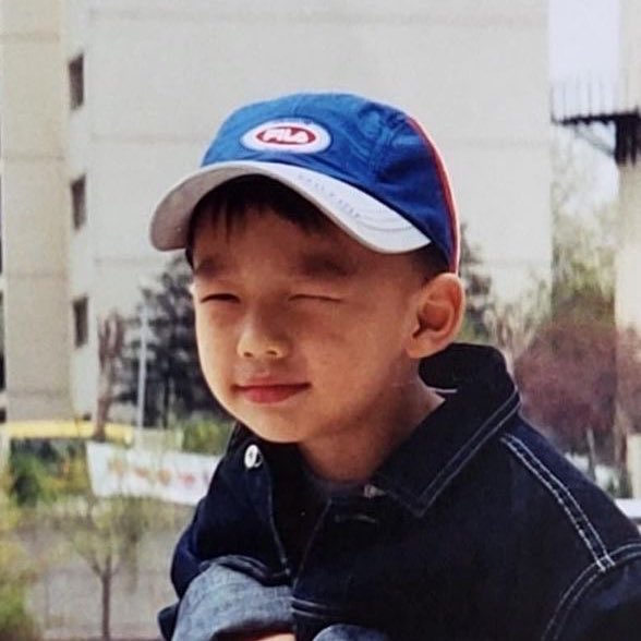 HYUNJIN IMITATING HIS CHILDHOOD PHOTO NOOOOO 🥹