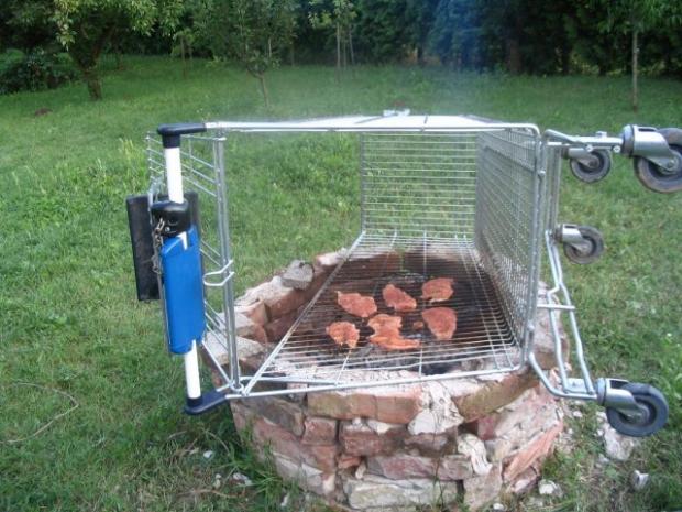 NoContextBrits's tweet image. Just bought this BBQ from Tesco for £1. Bargain.