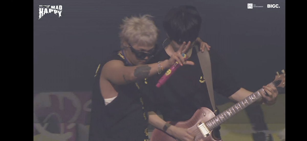 🎤🎸

#FTISLAND #MAD_HAPPY #FTISLAND_LIVE_MAD_HAPPY #BIGC