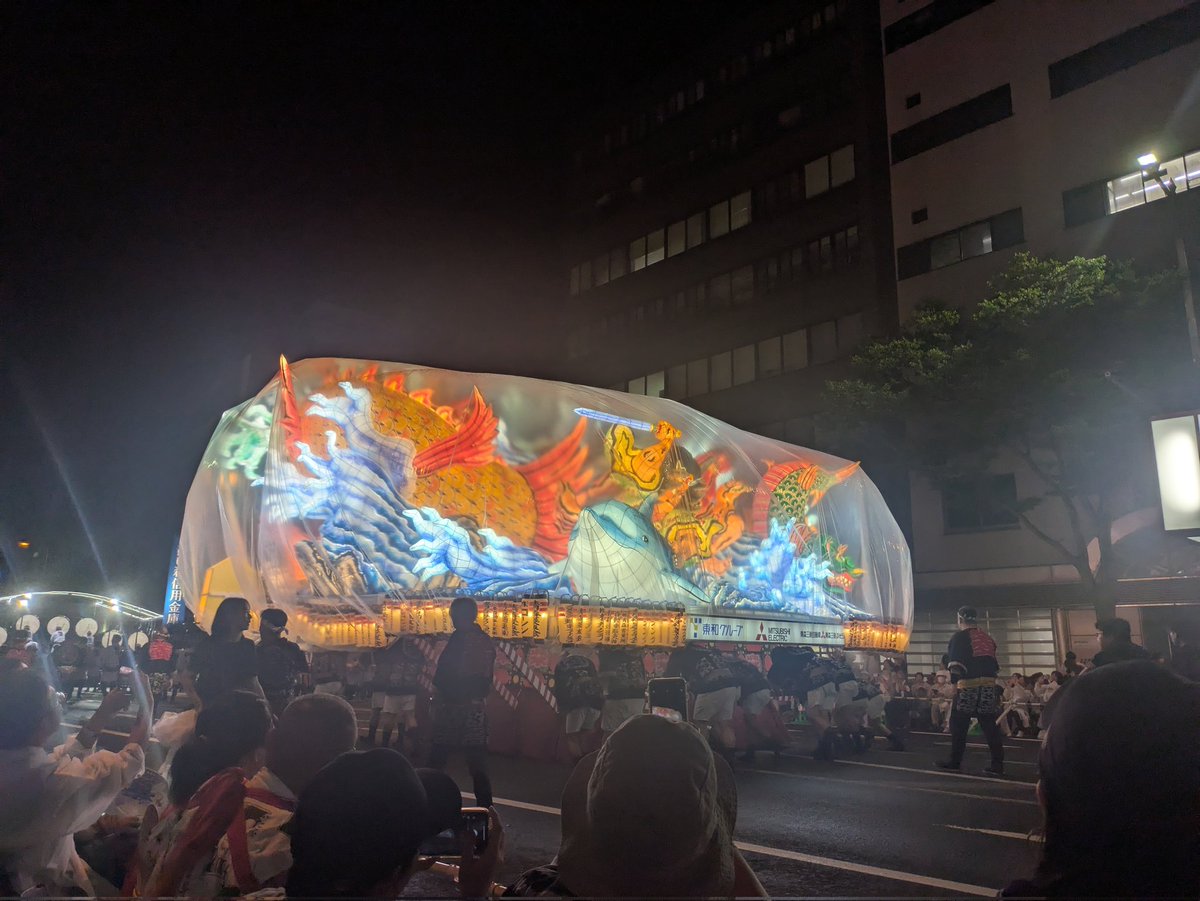 tk02398455's tweet photo. 今年の8/6のねぶた祭は、跳��をはじめ本当にバラバラで熱量も低く、自分たちだけで適当に楽しんで観客は置き去りな、最悪のイベントだった。
有料席だけど、雨天を差し引いても日本の祭とはとても呼べない。神事でもないし、まあこんなものか。わざわざ遠方からハリボテを見に行く価値は全くない。 https://t.co/HnJX1JAlQg