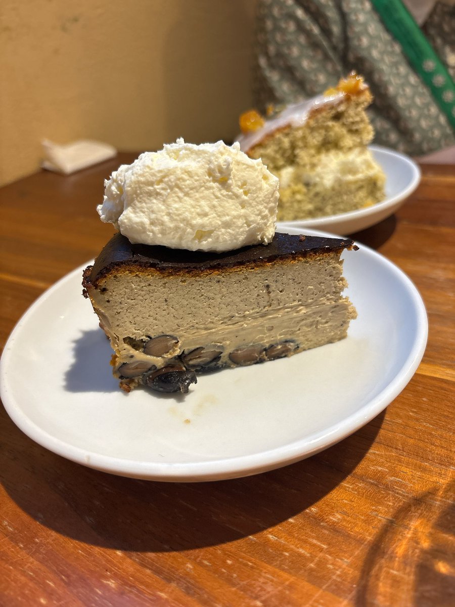 ほうじ茶と黒豆のバスクチーズケーキ
ut茶の渋味と黒豆の香ばしさが広がるチーズケーキの独特の食感がフォークが止まらなくってぇ……
生クリームと一緒に食べると一層上品で格別な味わいでした。

#cafesavanna さん、まじで天才すぎるのでチーズケーキフェスティバルやって欲しい