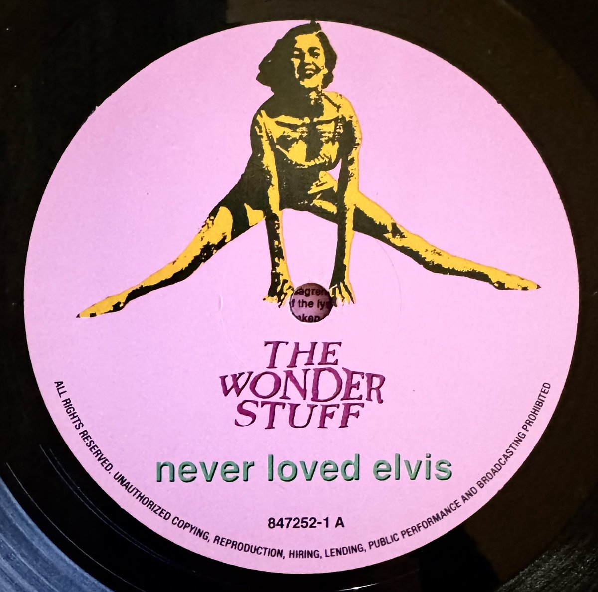 daisuke_kato_12's tweet photo. #wonderstuff
本アルバムからは究極の🇬🇧インディー・ポップソング「The Size of a Cow(🇬🇧5位!!!)」をはじめ、他2枚のシングルがリリースされました🎧
また、アルバムのゲストミュージシャンには、Kirsty MacCollとLinda McRaeといった重鎮が参加し、トラッド要素もマシマシにブレンドされた珠玉の名曲が揃った名盤です✨