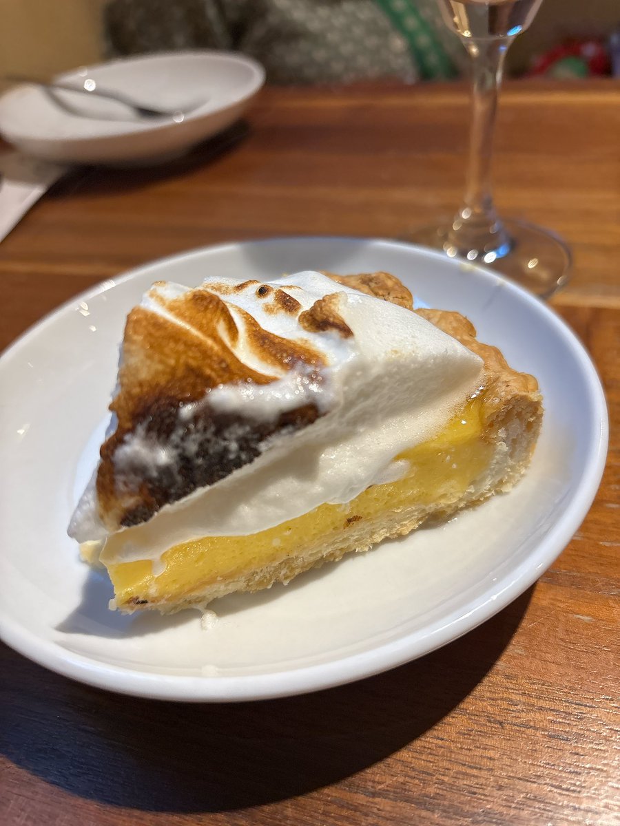 レモンタルト。あずおは檸檬菓子が何より好物なので楽しみにしてました。

檸檬が酸味強強なのに、檸檬の味がさしっかりしてて爽やかなほろ苦さと、メレンゲのしゅわしゅわとした甘味が口の中で２つの味が一つになる瞬間が楽しくて最高だった…う、うま… 飲める
#cafesavanna