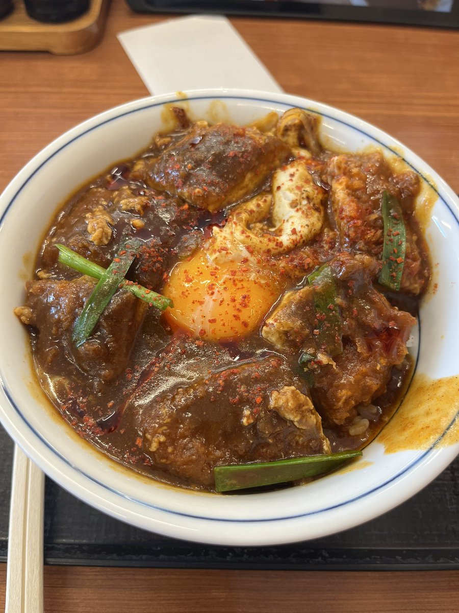 かつやの限定、カレーカツ丼

予想外にスパイシーというか辛い🥵唐辛子系の辛さか？真ん中の卵をつぶしても余り変わらず。でも美味いから箸は進み、冷房の効いた店内で汗を吹き出しながら完食。
ご馳走様でした😋
#かつや 
#カレーカツ丼