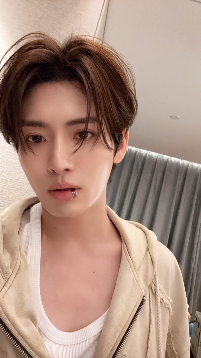newquinn1102's tweet photo. XHS(2/2)💜
「Me: 오랜만이에요(お久しぶりです)
T: お久しぶりです。
何か何も変わっていないみたい😆
またね～
#力丸
#テミン」
https://t.co/4ei3ztYRJL
#Rikimaru #ริกิมารุ #創造営 #Rikimaru_Room #Rikimaru_DayDreams #Rikimaru_SummerTherapy https://t.co/Dcqr8mbMwN