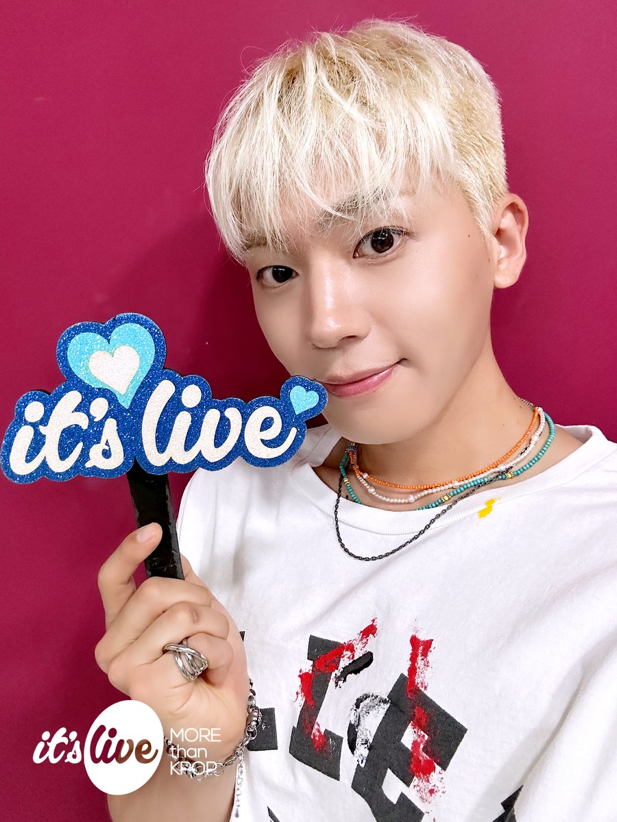 #TEENTOP 의 #잇츠라이브 가 잠시 후 5시에 시작됩니다!📸
유튜브 it's Live 채널에서 최초공개로 만나보세요!
‘#CherryPie’ 밴드 라이브 보면서 실시간 채팅 같이 달려요🍒

#틴탑 - #체리파이 (Band Ver.)
Premieres on Youtube 'it's Live' Channel at 5PM KST TODAY!