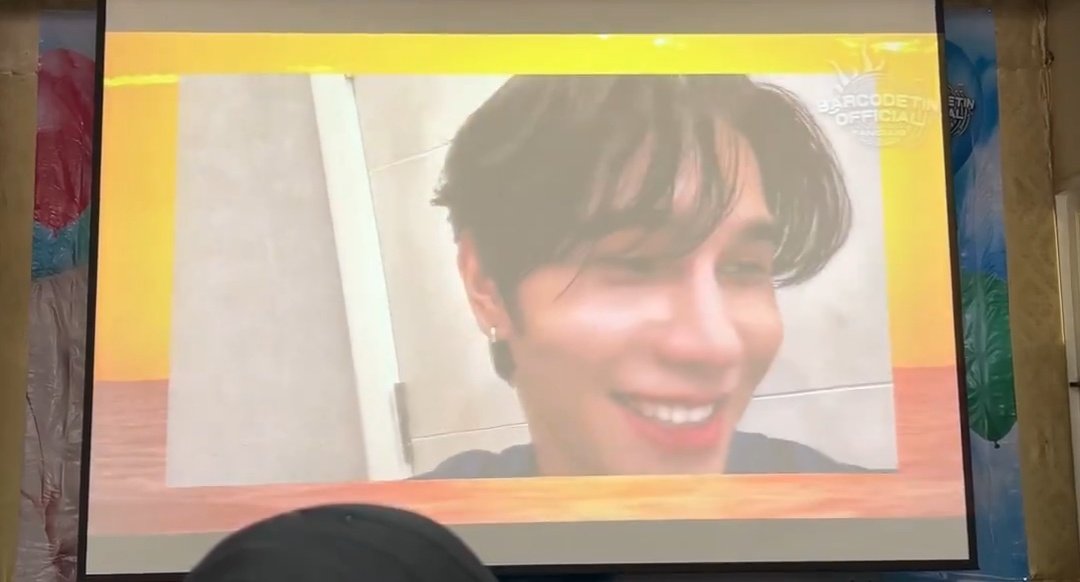 Nest1406's tweet image. He looks so shy😭🤏🏻 he looks like he's sending a message to his crush(😏) touching his head, making pouty face, whining with soft, cute voice, smiling happily. Jeff... man STAND UP!!!😭 we can't defend you anymore🤣
#JeffBarcode
#JeffSatur #barcodetin