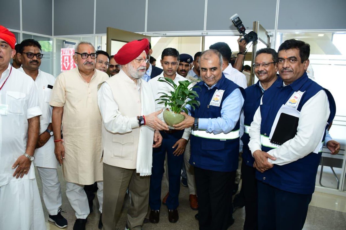 HardeepSPuri's tweet image. Arriving at HPCL Rajasthan Refinery Limited today to review the progress of the state-of-the-art world-class refinery complex which is one of India’s boldest and most future-ready energy &amp;amp; petrochemicals projects using cutting edge engineering technologies which will strengthen…