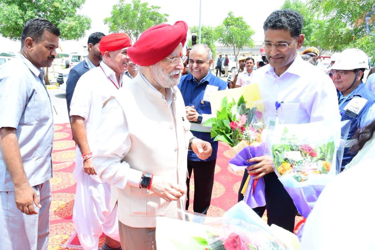 HardeepSPuri's tweet image. Arriving at HPCL Rajasthan Refinery Limited today to review the progress of the state-of-the-art world-class refinery complex which is one of India’s boldest and most future-ready energy &amp;amp; petrochemicals projects using cutting edge engineering technologies which will strengthen…