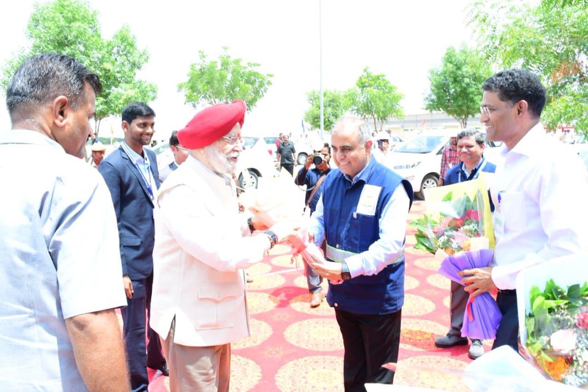 HardeepSPuri's tweet image. Arriving at HPCL Rajasthan Refinery Limited today to review the progress of the state-of-the-art world-class refinery complex which is one of India’s boldest and most future-ready energy &amp;amp; petrochemicals projects using cutting edge engineering technologies which will strengthen…