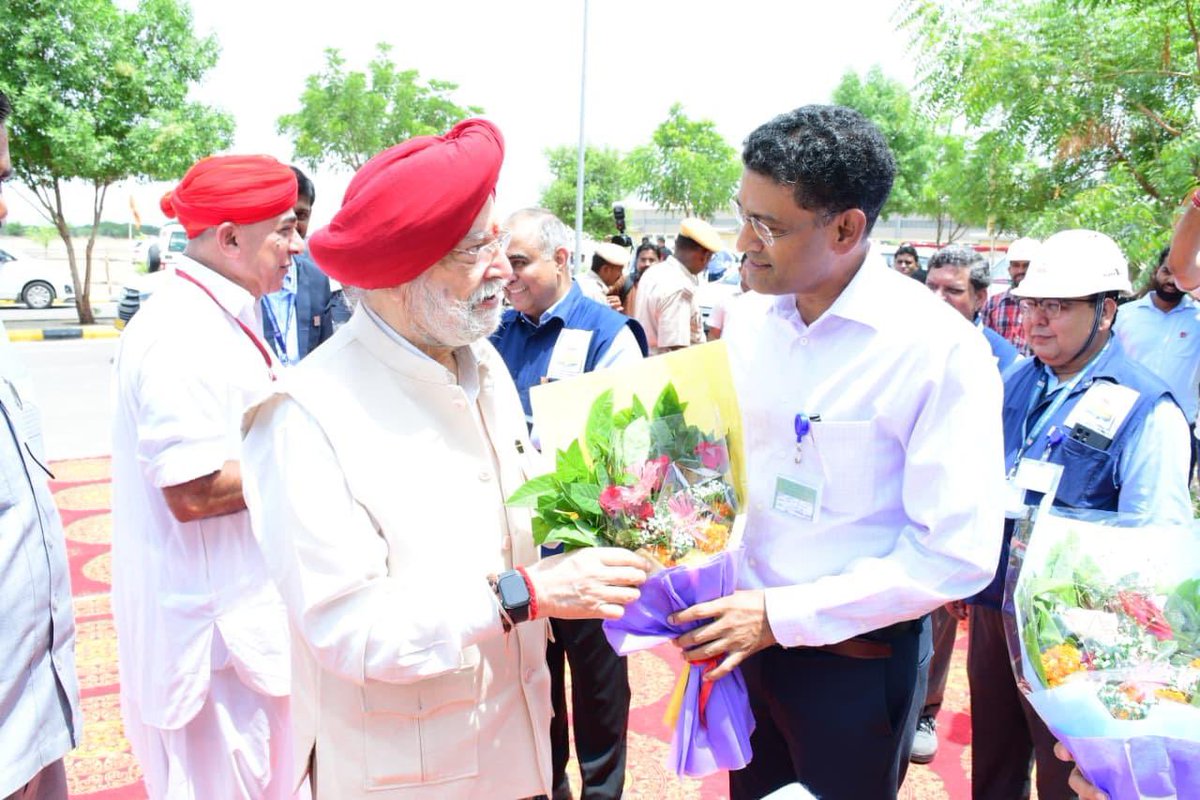 HardeepSPuri's tweet image. Arriving at HPCL Rajasthan Refinery Limited today to review the progress of the state-of-the-art world-class refinery complex which is one of India’s boldest and most future-ready energy &amp;amp; petrochemicals projects using cutting edge engineering technologies which will strengthen…