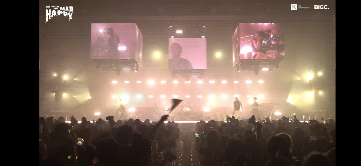 An amazing stage

#FTISLAND #MAD_HAPPY #FTISLAND_LIVE_MAD_HAPPY #BIGC