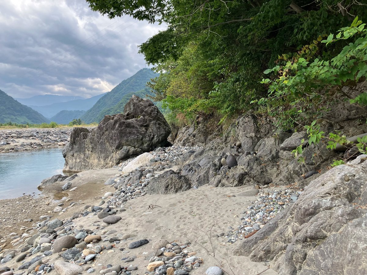 634Geoscience's tweet image. 先日、新潟県糸魚川市付近で合宿を行いました
地層や岩石の観察、化石の採集などをすることができました