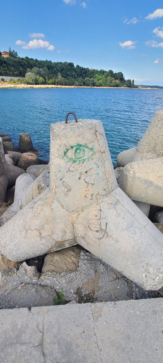 lovevarna3's tweet photo. И на тетраподите им се отваря 3то око 👁️🪨

3rd Eye Vision 👁️🪨

✅  Follow @lovevarna3 

#varnacity #bulgaria #varnabulgaria #обичамварна #varnabeach #любов #море #sea #lovevarna #beach #love #варна #varna https://t.co/NtWsGn7RfY
