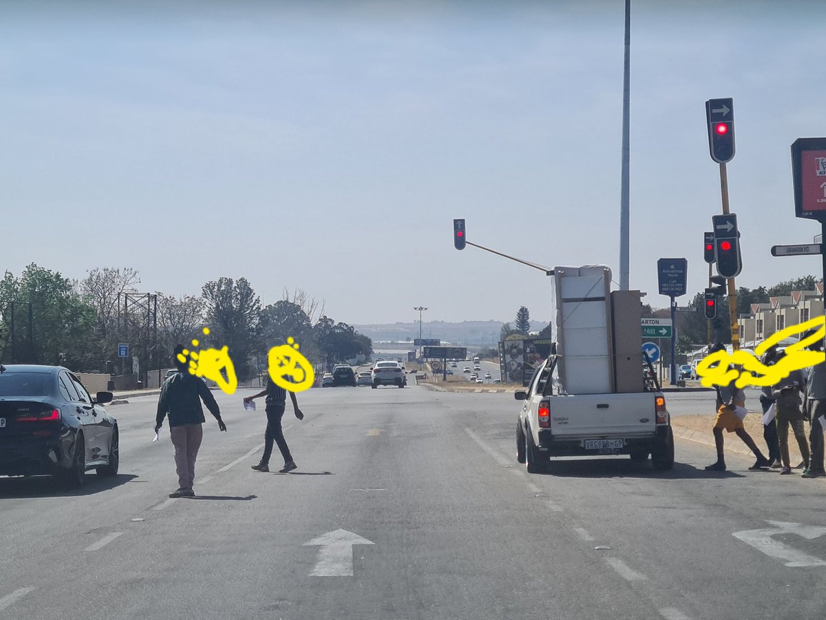 cllrfoleyward94's tweet photo. Good afternoon @JoburgMPD please can you assist with the removal of these young children at the corner of Uranium Street and Winnie Mandela Drive in Fourways. They are collecting for a school, the teacher should be arrested for putting their lives in danger, thank you. Time 13h20 https://t.co/AlBObN00uo