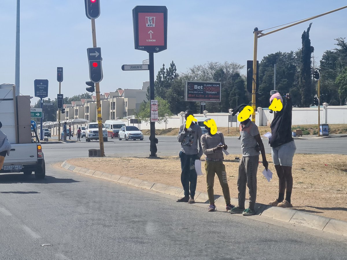 cllrfoleyward94's tweet photo. Good afternoon @JoburgMPD please can you assist with the removal of these young children at the corner of Uranium Street and Winnie Mandela Drive in Fourways. They are collecting for a school, the teacher should be arrested for putting their lives in danger, thank you. Time 13h20 https://t.co/AlBObN00uo
