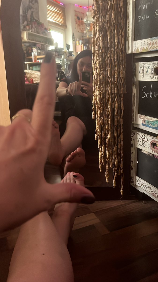 Wenn du LooooooSer vor mir kniest
Ich es in vollen Zügen genieß 
Sei mein Sklave
Sei mein Schwein
Schick mir ne Bewerbung
Und nen Schein