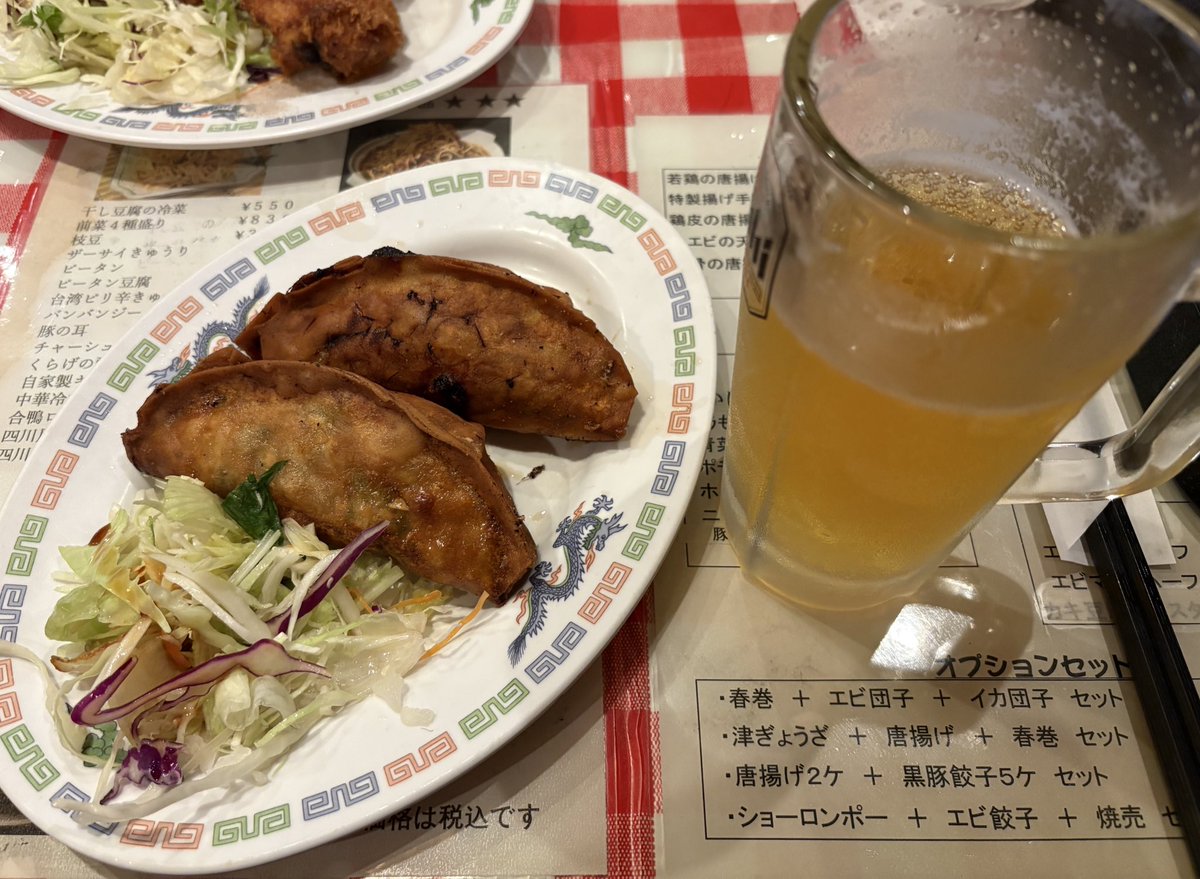 津新町駅より徒歩6分「氷花餃子」にて津ぎょうざ、唐揚げ、チャーハンを

名古屋で食べようか思ったけど、ビールのアテが欲しかった

圧倒的大きさ、溢れる肉汁😊
ほんのりカレー風味の唐揚げ、シンプルなチャーハンも美味し😊