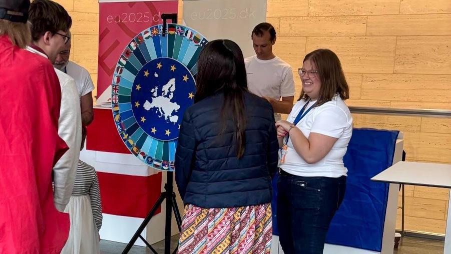 👀 Schon vorbeigeschaut? Heute geht’s weiter beim #TagderoffenenTür im
<a href="/AuswaertigesAmt/">Auswärtiges Amt</a> 🤩🇩🇪🇪🇺! Auch <a href="/AussenMinDE/">Johann Wadephul</a> Johann #Wadephul besuchte unsere #Europa-Stände und testete Virtual Reality mit <a href="/BotschafterDK/">Thomas Østrup Møller</a> Thomas Østrup Møller. Wir alle freuen uns noch bis 18 Uhr über Besuch!