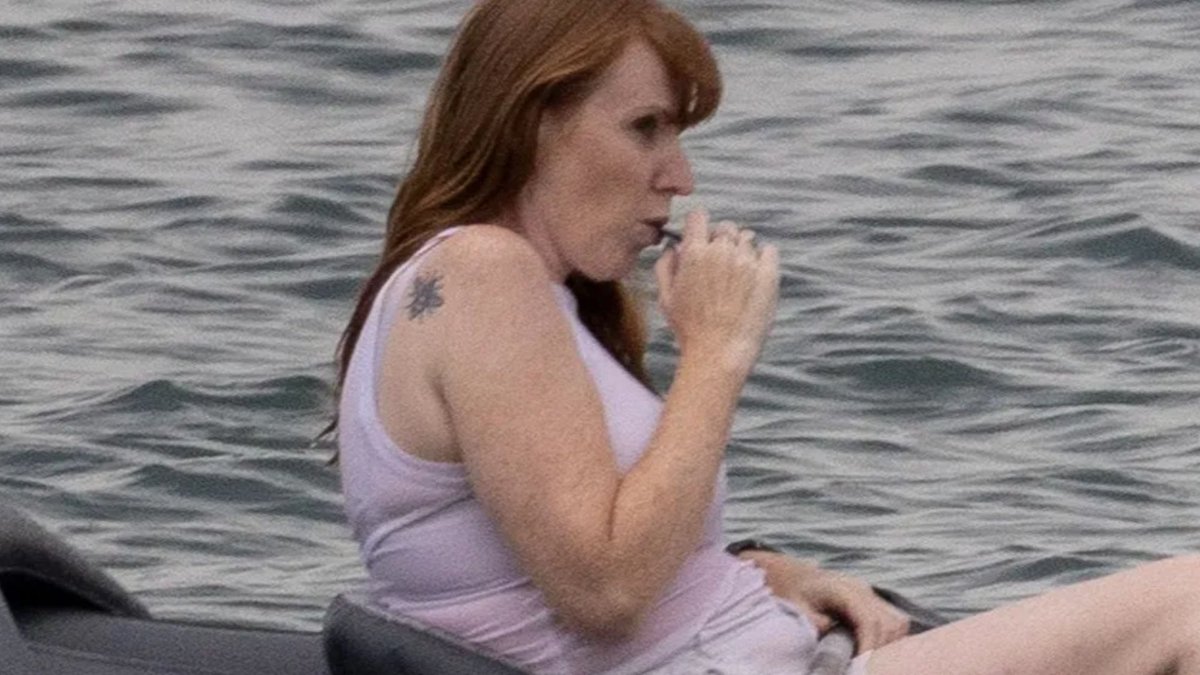 🚨NEW: Angela Rayner forks out £700k on new seaside home near Brighton.

Let’s break it down 🧵👇 

1. Rayner grew up in poverty in Stockport, relying on benefits. (It’s well documented her saying this)

Inheritance? Unlikely. No evidence of financial support from her parents.