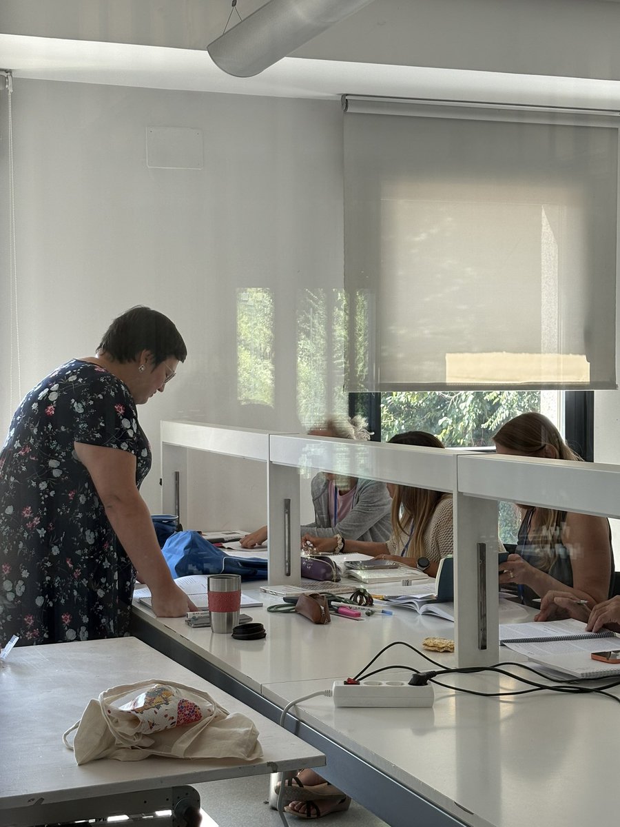 CulturaClasicaC's tweet image. Seguimos a tope con el #CAELVMXI. Casi 170 personas nos hemos reunido estos días con el calor de Madrid para celebrar nuestro amor por la lengua latina. 🌞
Hoy estamos desde las 9 de la mañana en las aulas aprendiendo con nuestros magistri y magistrae. 😍
#CAELVM2025