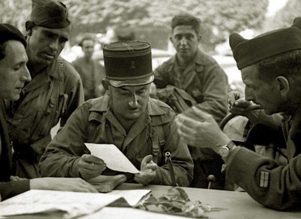 El 24 agosto del 44 los republicanos españoles de La Nueve -9ª compañía,2ª división blindada aliada- entraban en París. 
En la imagen, el capitán Raymond Dronne y el teniente Amado Granell Mesado en vísperas del ataque que liberaría la capital de Francia. 
Archivo Evelyn Mesquida