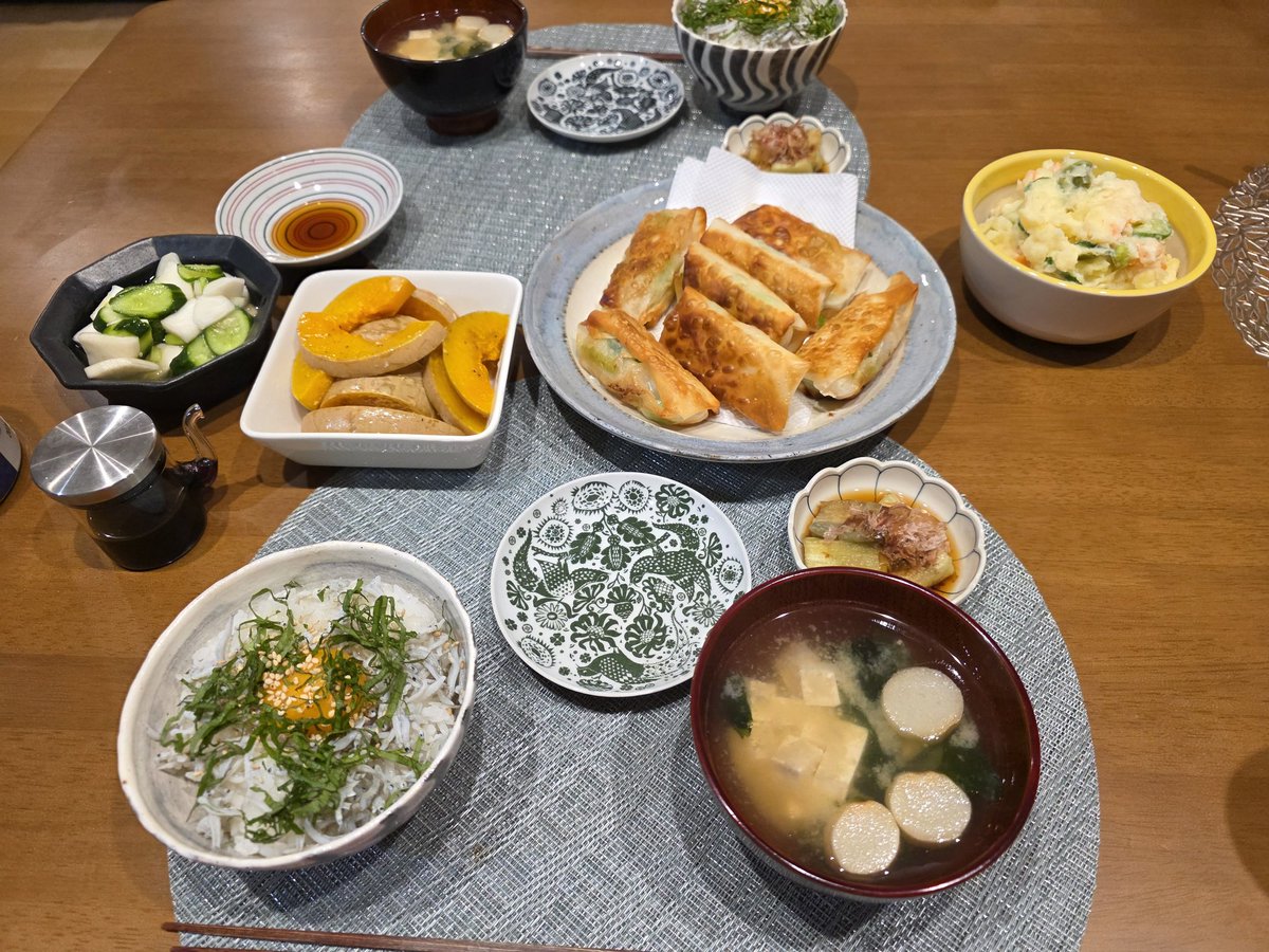 かくかくしかじかで今日は夫婦2人の晩ごはん
枝豆がたくさんあるので海老と枝豆の春巻き作ってみたら美味かった😋