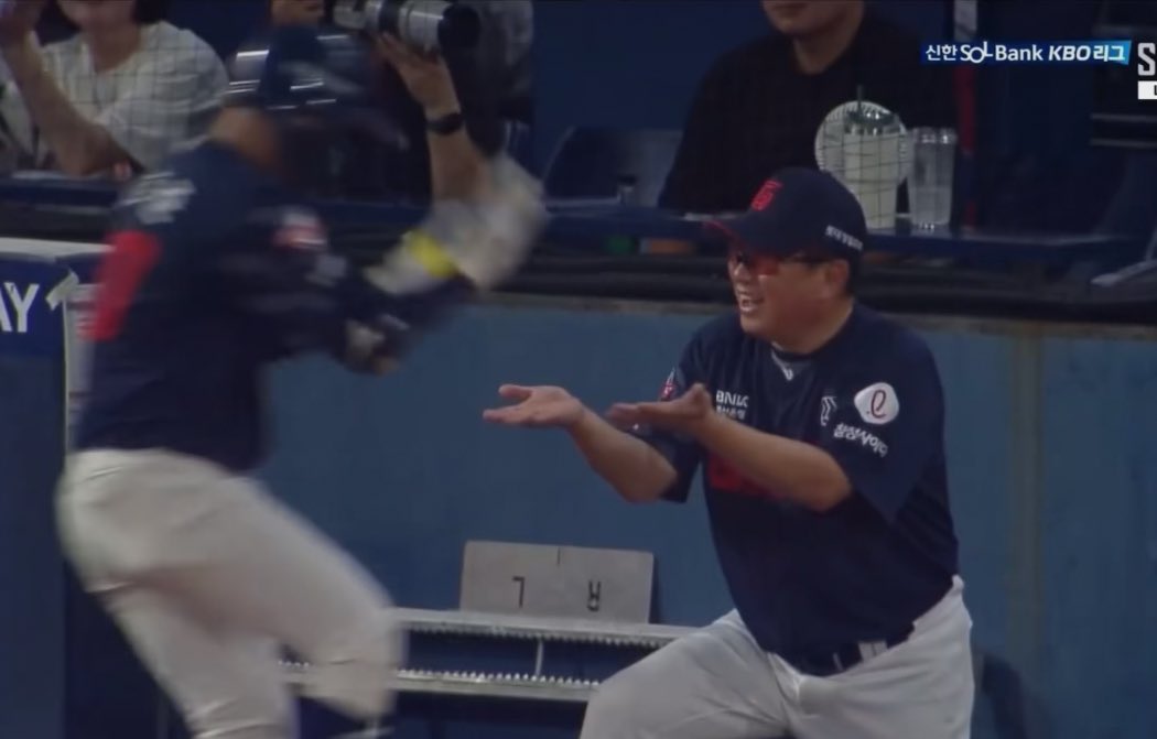 #rt
롯데가 드디어 연패를 끊을 듯하여🥲🥲🥲
+우리집 아기 캡틴이 너무 귀여워요... 오늘 꼭 이기고 자티비 볼 수 있기를 바라며...
연패 끊으면 RT 2분에게 드립니다⚾️

야구팬 한정 X
롯데 화이팅만 해주셔요🤙🤙🤙