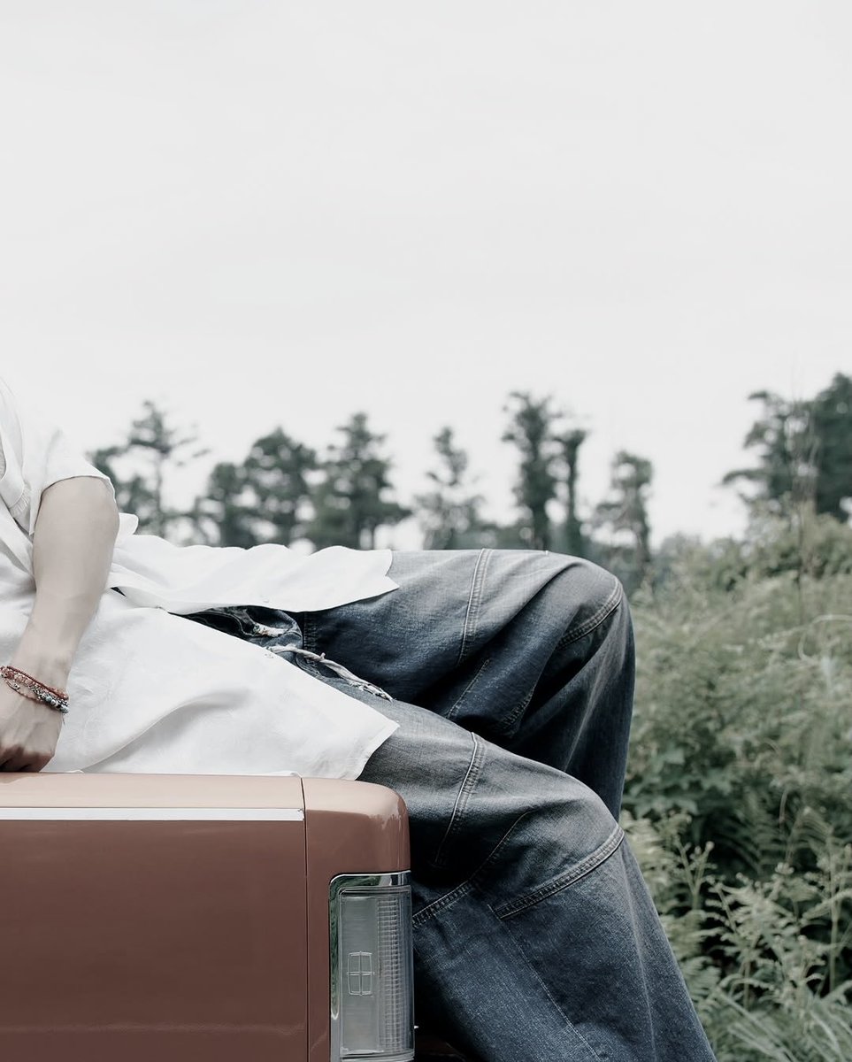 DIPAL SIPETENTENG. (@chasyeol) on Twitter photo Leaning casually against the car, with a simple white shirt, it feels like a snapshot from a quiet summer day. Leaning casually against the car, with a simple white shirt, it feels like a snapshot from a quiet summer day.