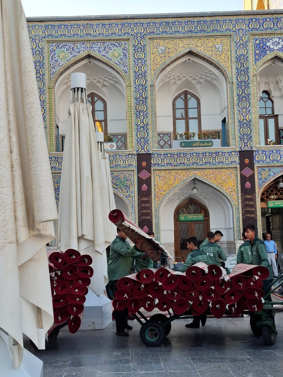 آقاجان!  خواستم بگم...
چه ساده در حرمت می‌شود حسادت کرد
به چوب‌پر، به کاشی، به نورها، به ضریح، به فرش‌ها... 

#امام_رضا
#حمايت_انقلابى