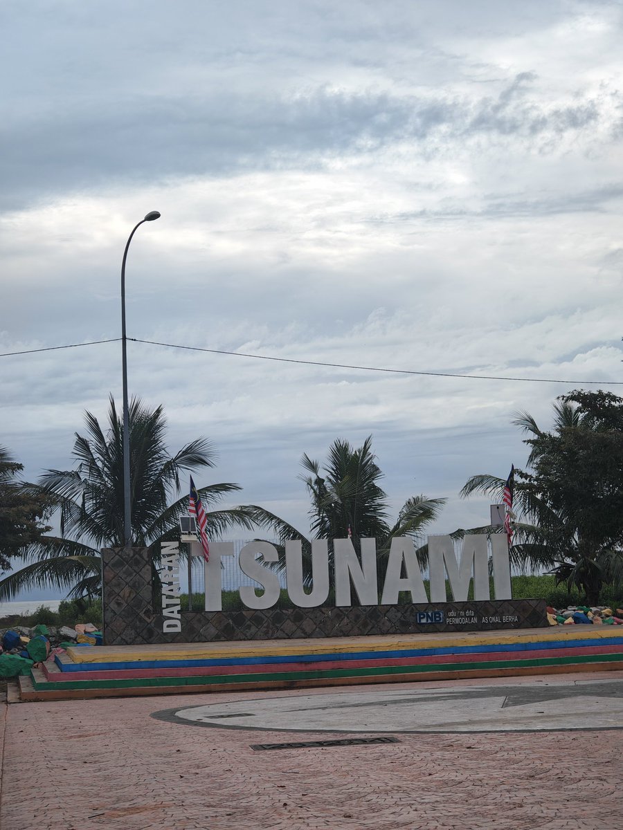 "Masa kejadian, kami tengah makan kenduri. Tengok ombak tinggi. Ramai pergi pantai tengok. Mula-mula cantik, putih je. Lepastu nampak ombak hitam tinggi dari pokok nyok lagi. Macam kepala ulaq tedung. Tapi kami tak lari. Dok tengok lagi tepi pantai ni"
