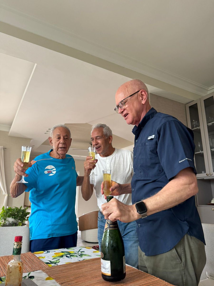 neomedical's tweet photo. Compartiendo y brindando por la vida vivida y la por vivir con el Tío Domingo y mi hermano José Antonio @Urologodrperezg @labherrera @neomedical https://t.co/AToKHgJjvN