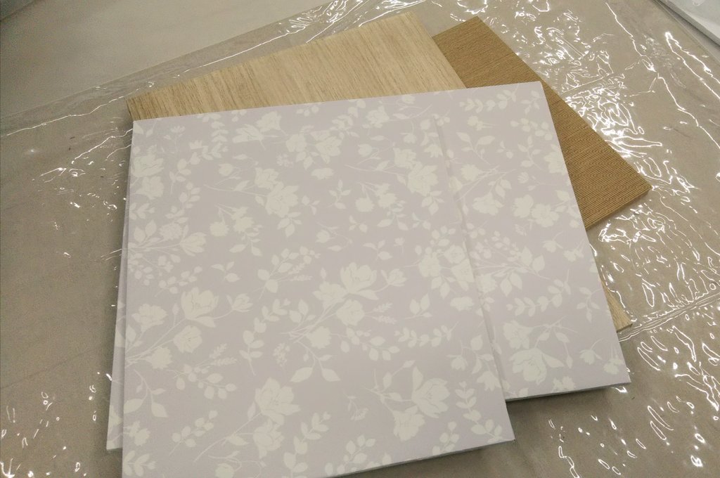 今日は、ワークショップで組み立て式のお部屋を制作
生徒さん3人それぞれ頑張ってます
床をクラフトバンドで作ってから
壁紙を貼っていきました✨
次回、３回目は壁を取り付ける磁石を付けて仕上げていきます😊
みんなで楽しく作業できたので良かったです