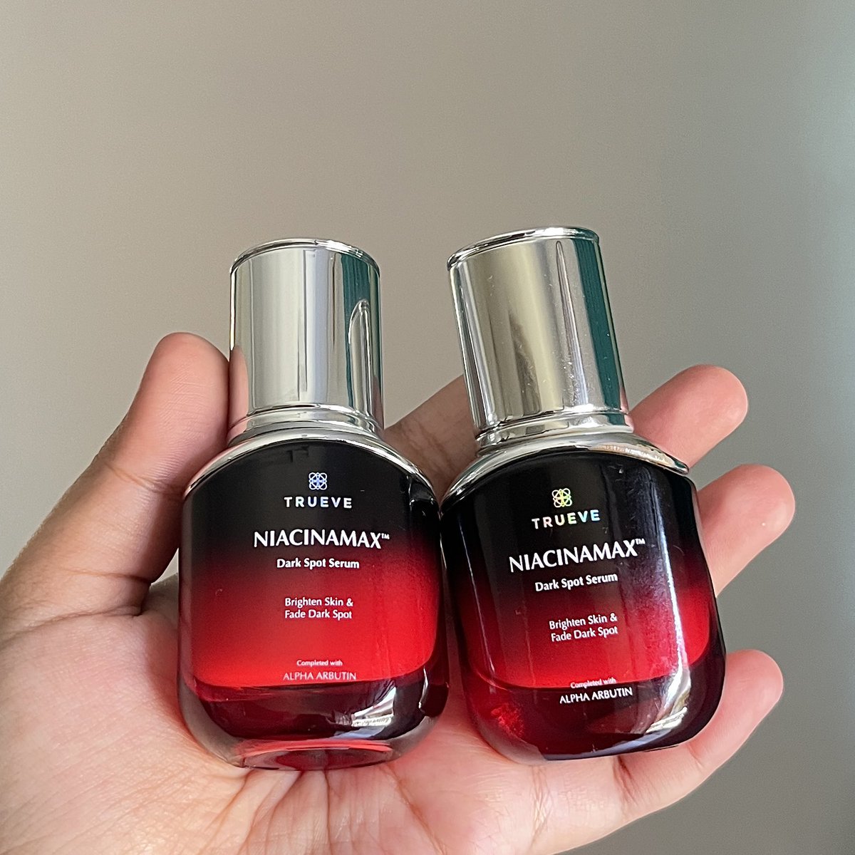 pertama dari brand lokal, TRUEVE (4,8/5)

serum brightening + dark spot yang nampol banget bikin cerah, terus memudarkan bekas jerawat yang susah ilang juga.

ingredientsnya pake Niacinamax (Niacinamide + AHA BHA + Synovea HR) yang bikin lebih cerah dari seminggu pertama👍🏻
