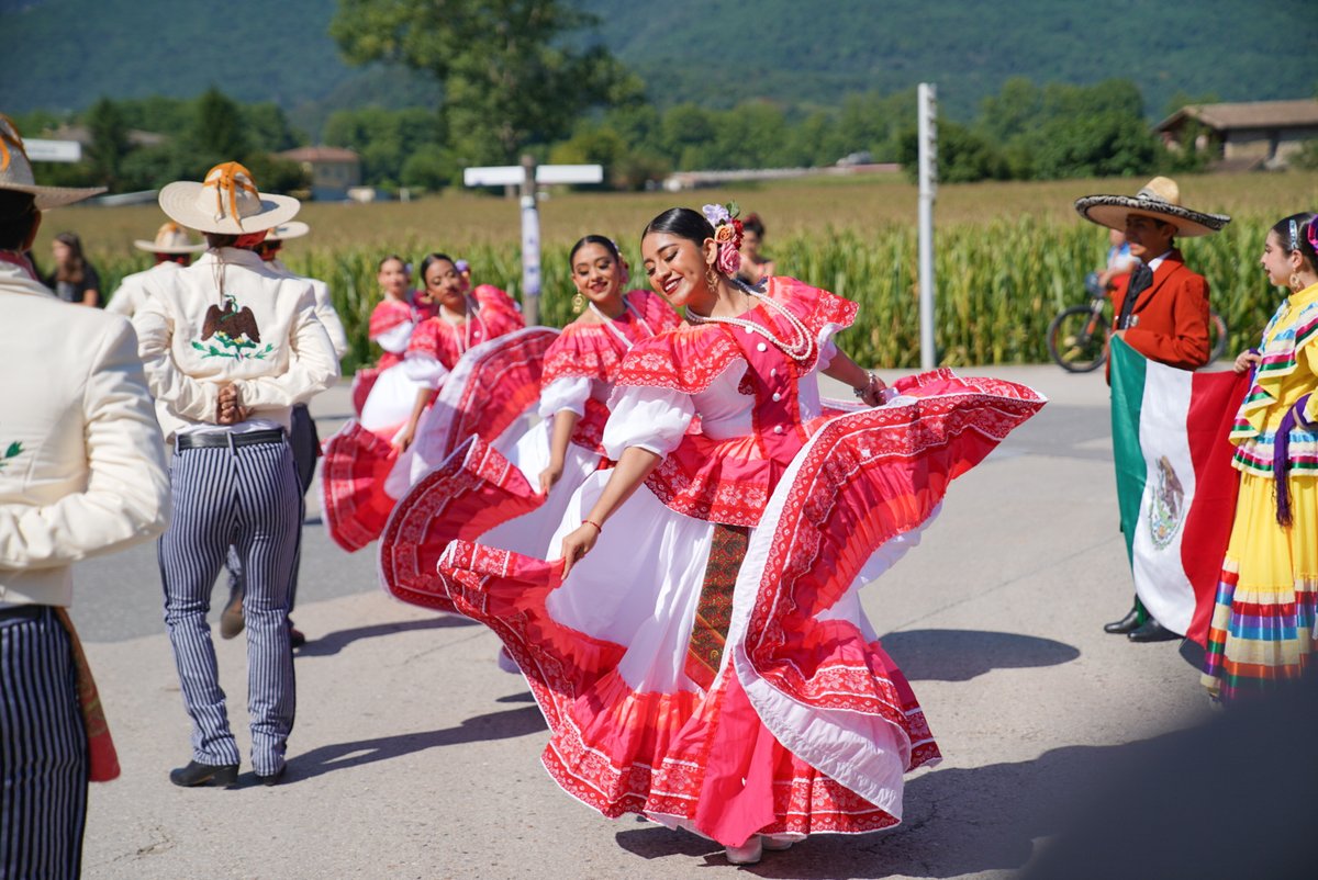 esdansa's tweet image. 🟨 💃 Finalitzem la #programació #Ésdansa2025 amb una passejada popular i amb danses del món pels carrers de Les Preses al ritme de les danses i músiques de #Cuezcomalt (Mèxic), #Khorumi (Geòrgia), #Oshala (Benín) i @ACXacarandaina (Galícia).
📸 @polsolee