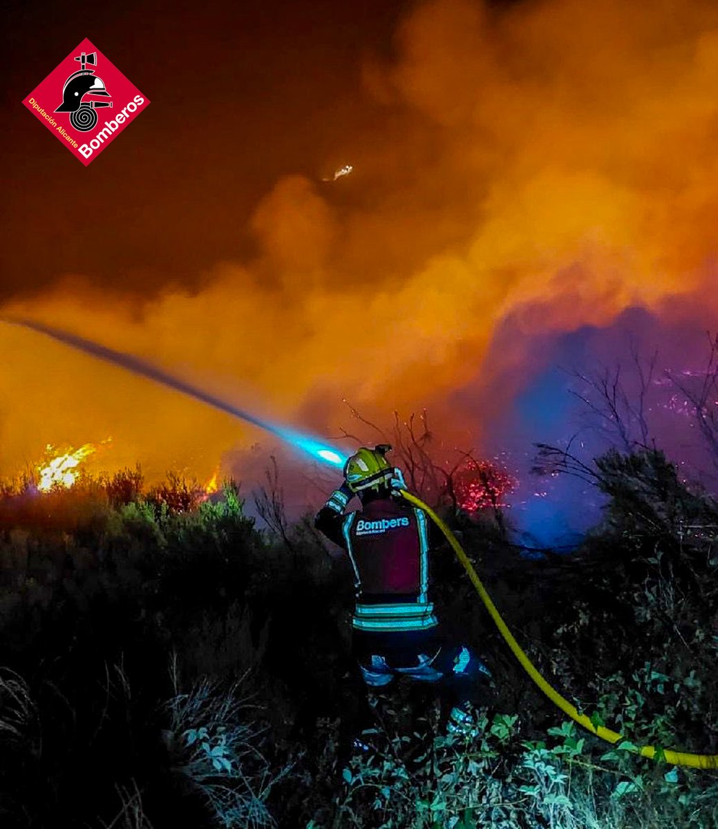 Consorcio Provincial Bomberos Alicante (@bomberosdipualc) on Twitter photo Os compartimos imágenes de nuesta labor de extinción anohce y esta mañana en León ayudando a nuestros compañeros de <a href="/112cyl/">112 Castilla y León</a>.Nos alegramos mucho desde el #cpba del granito que hemos puesto dentro del dispositvo de <a href="/GVA112/">Emergències 112CV</a> estando #siempreatulado Os compartimos imágenes de nuesta labor de extinción anohce y esta mañana en León ayudando a nuestros compañeros de <a href="/112cyl/">112 Castilla y León</a>.Nos alegramos mucho desde el #cpba del granito que hemos puesto dentro del dispositvo de <a href="/GVA112/">Emergències 112CV</a> estando #siempreatulado